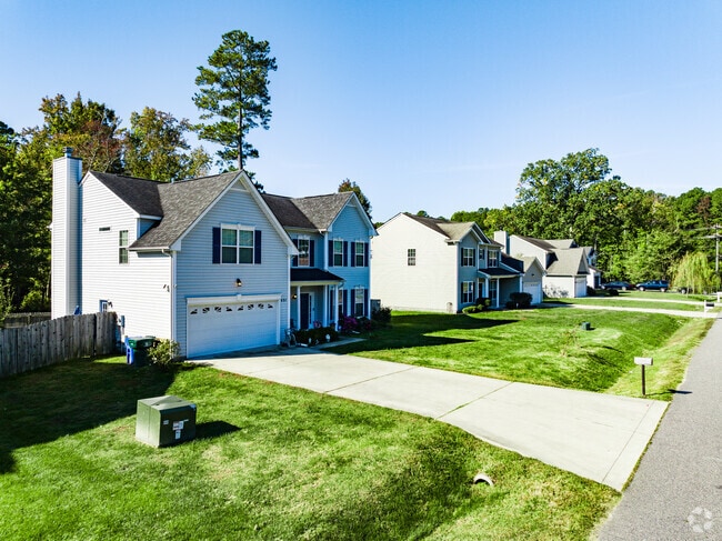 Colonial charm meets modern life in the vibrant streets of Yorktown.