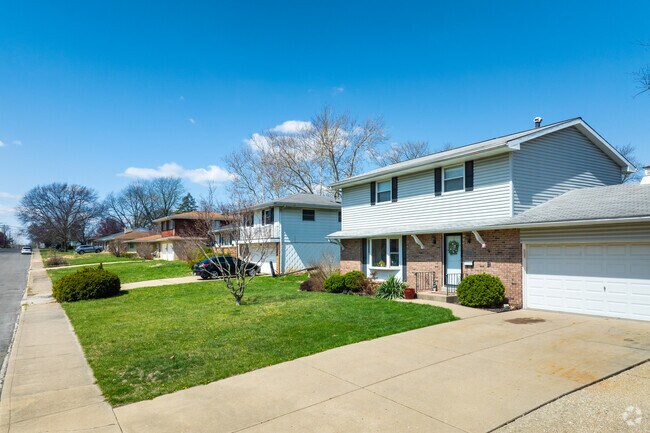 Hamilton Park features wide lawns and streets for a convenient commute.