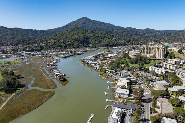 The Creekside neighborhood is surrounded with opportunity including Corte Madera Creek, Greenbrae shopping, downtown Larkspur and trails up Mount Tamalpais.