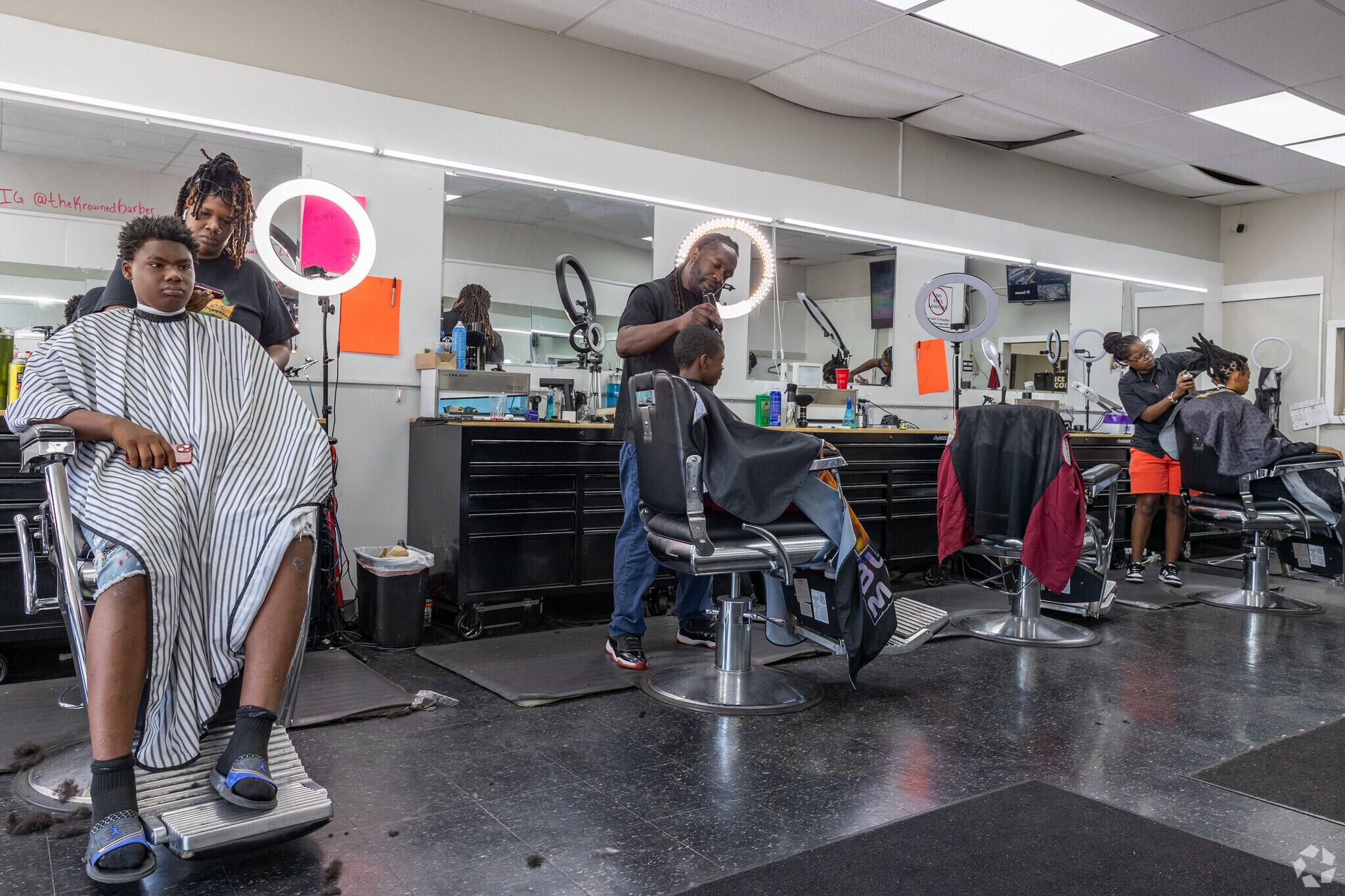 The Buzz Barber and Salon offers Green Acres a family friendly atmosphere.