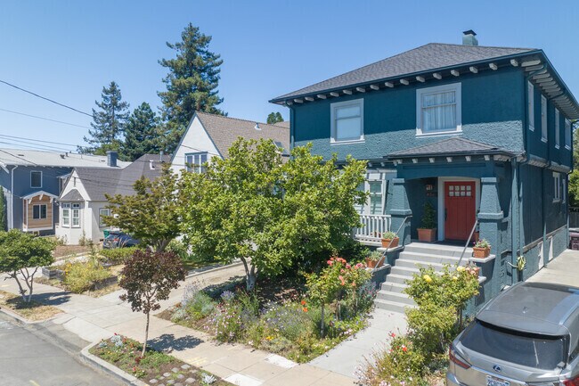 Large craftsman homes in Glenview are being modernized with todays amenities.