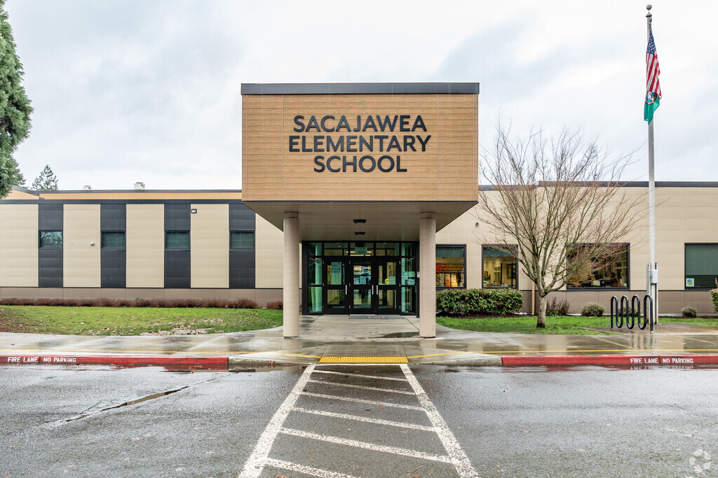 The main entrance has an extended covered area at Sacajawea Elementary School in Vancouver, WA.