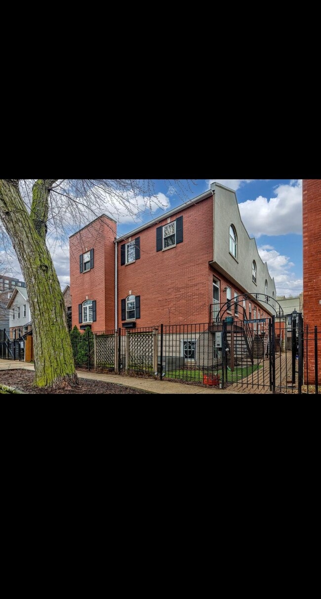 1733 W Crystal St, Chicago, IL 60622