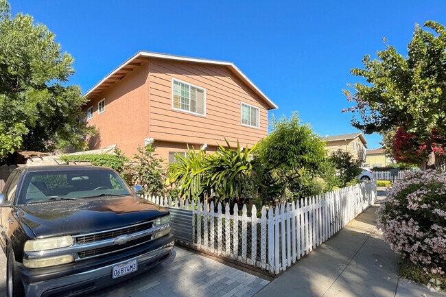 Apartments in Fairgrounds Are Characterized by Their Warm Colors and Beautiful Front Lawns.