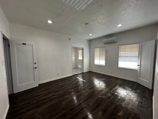 216 E Valencia Ave unit 9, Burbank, CA 91502 - photo 7