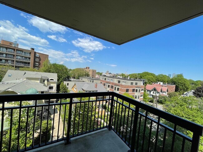 45 Longwood Ave unit 611, Brookline, MA 02446 - photo 4