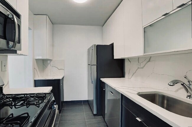 315 W 48th St unit 10M, New York, NY 10036 - photo 3