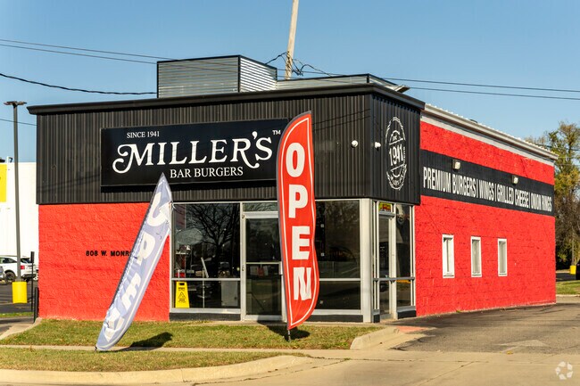 Lansing Avenue Heights locals have many different dining options close to the neighborhood.