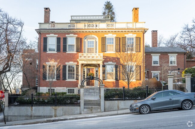 Find elegant federal colonial homes in College Hill, a neighborhood steeped in history.