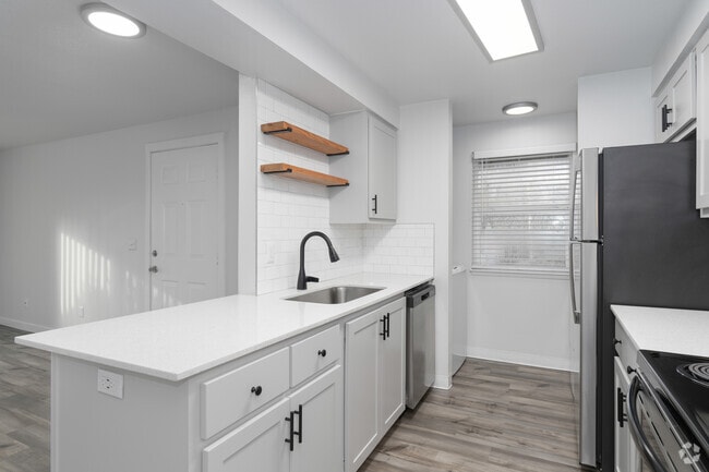 Courtside Apartments, Portland, OR 97221 - photo 5