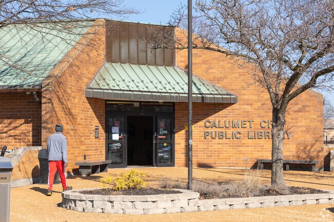 The Calumet City Public Library has weekly activities for the kids and free internet in Burnham.