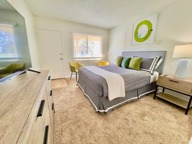 Overlook Point Apartments, San Diego, CA 92103 - photo 5