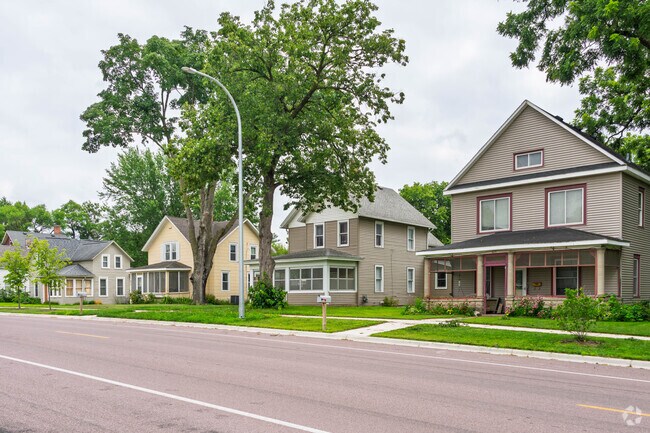 The city of Le Sueur features gridded residential streets sloping toward Main Street.