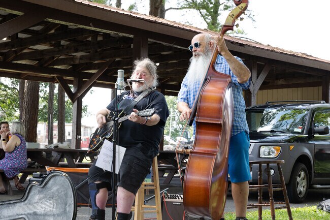 Besides grabbing some local produce you can enjoy some music too at the Saratoga Farmers Market.