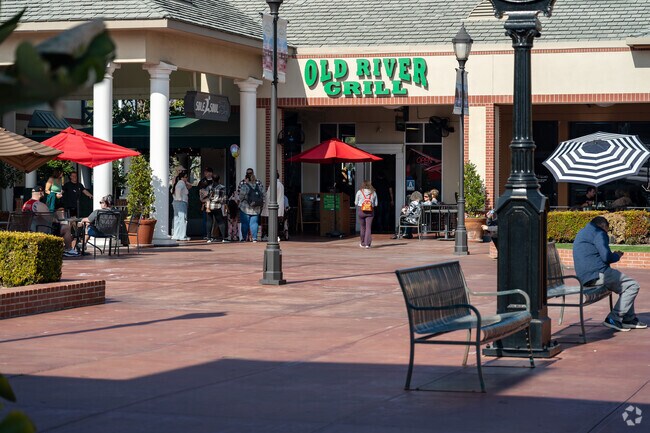 Old River Grill is a popular breakfast and lunch destination spot for residents of the Oaks.