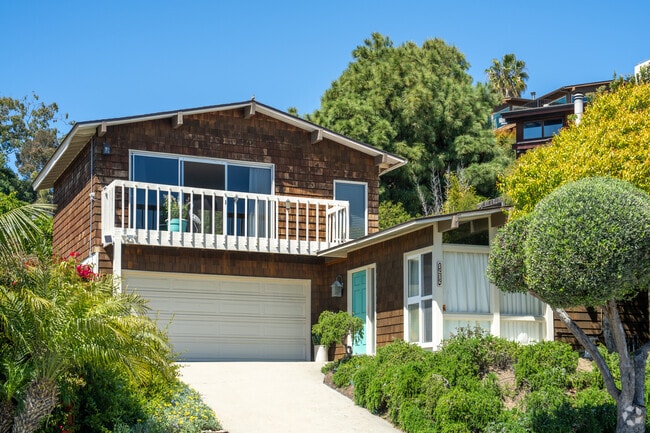 Some homes have a Hampton Beach look in La Jolla Alta.