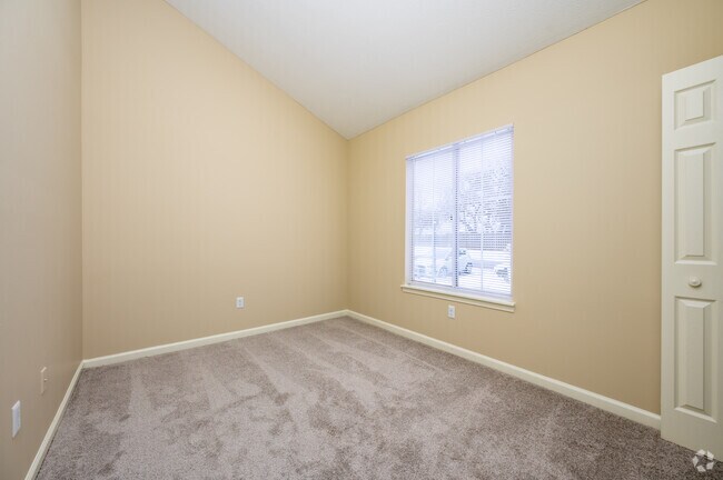 Red Oak - Second Bedroom