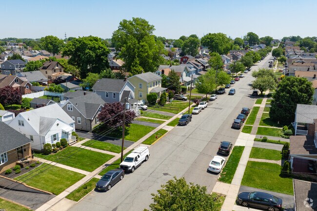 Lyndhurst’s residential grid is lined with homes and offers walkable streetscapes.