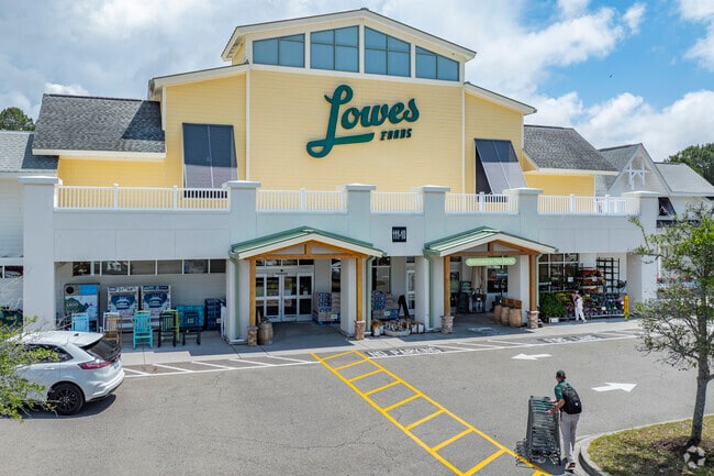 There are a variety of local grocery stores and chains spread across the area available for Calabash residents.