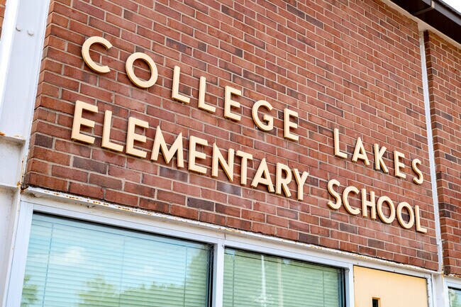 College Lakes Elementary School offers various instructional experiences in Kings Grant.