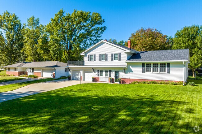 Large ranches and split-levels make up the more established part of Oakdale.