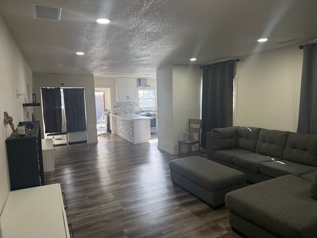 1304 E 9th St, Long Beach, CA 90813 - photo 3