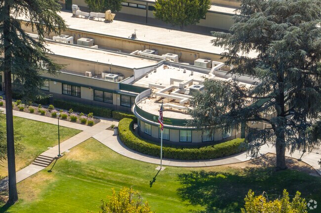 Granada High School receives a B from Niche.