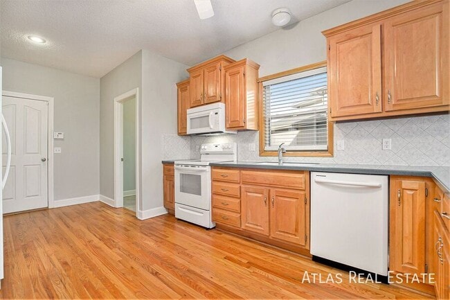 1113 SW Blazing Star Dr, Lees Summit, MO 64081 - photo 4