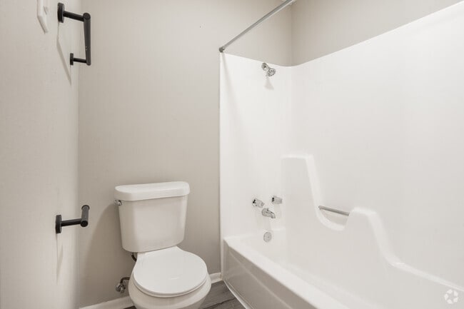 2BR, 2BA - 1050SF - Master Bathroom