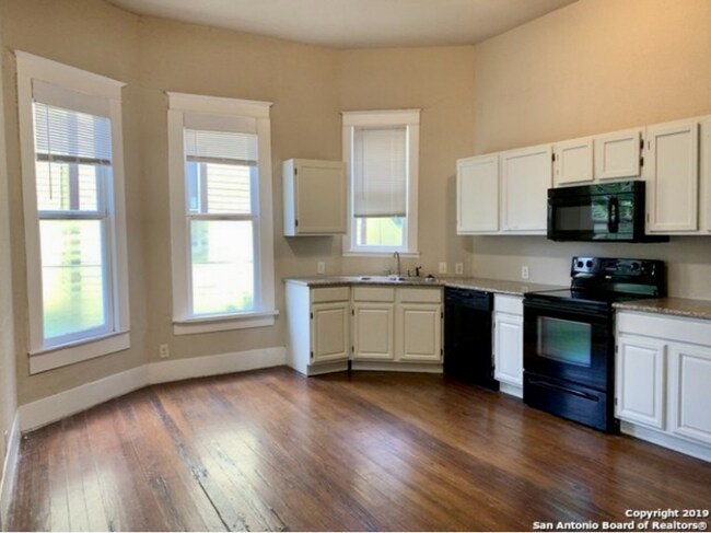 410 E Carson St unit 2, San Antonio, TX 78208 - photo 3