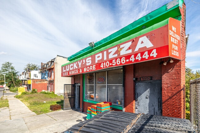 Grab pizza and wings at Lucky’s Pizza, a local favorite in Winchester.