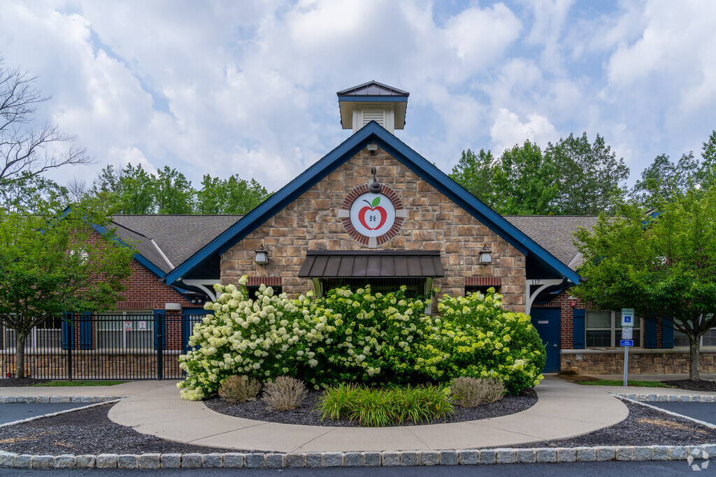 Apple Montessori Schools and Camps - Warren