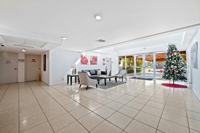 140 Lakeview Dr unit 103, Weston, FL 33326 - photo 3