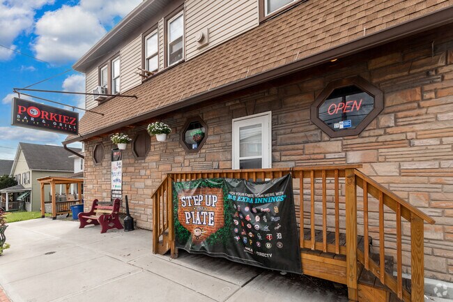 Enjoy a meal at Porkiez Bar & Grill in Throop.