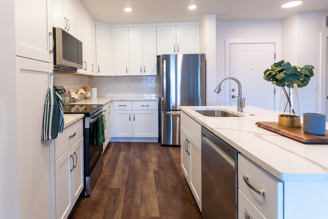 Gurnee Glen Apartments, Gurnee, IL 60031 - photo 2