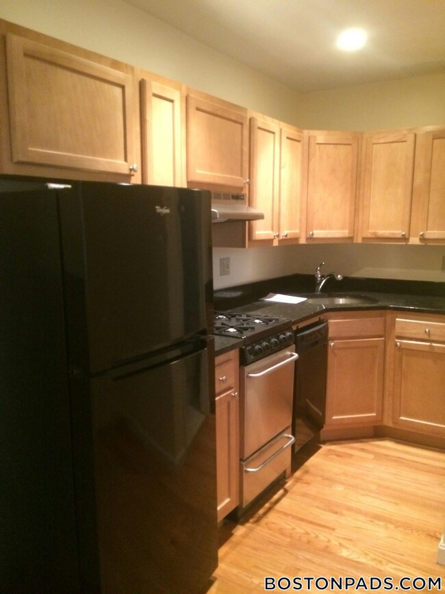 220 Hanover St Unit 4, Boston, MA 02113