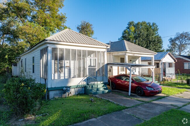 Some Sonia Quarters homes have screened in front porches.