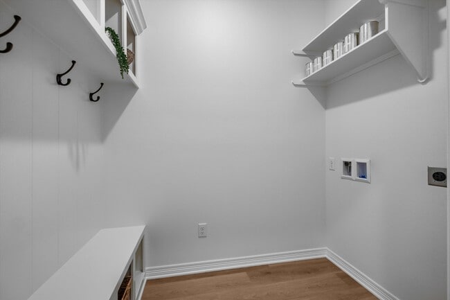23-Laundry Room.jpg