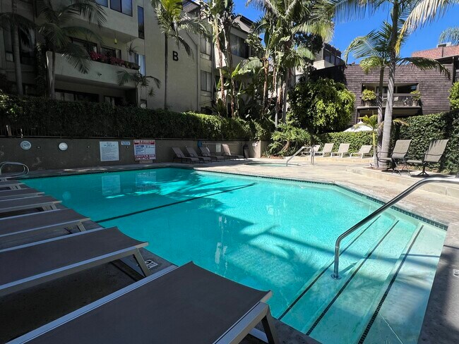 The Courtyards unit Updated Gorgeous Con, West Hollywood, CA 90069 - photo 5