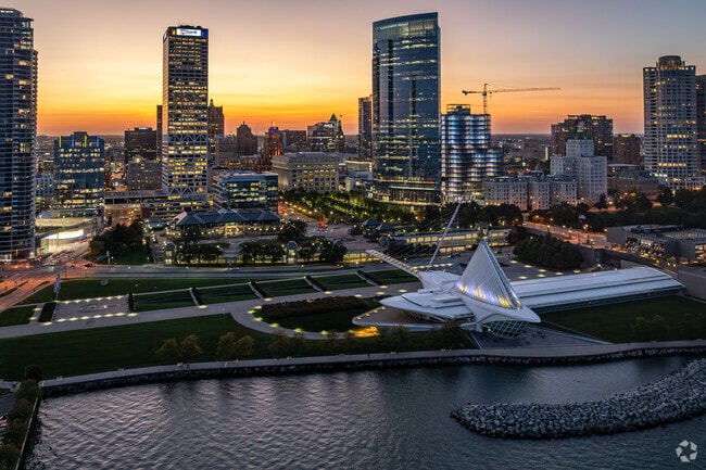 Honey Creek is less than 20 minutes from beautiful downtown Milwaukee.