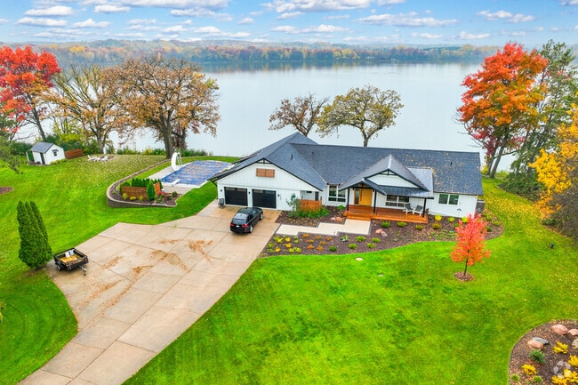 Warren, WI provides homebuyers offshore lake homes.