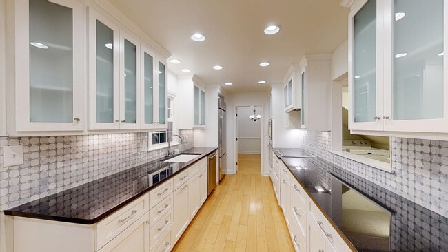 3BR, 2.5BA -1,708SF