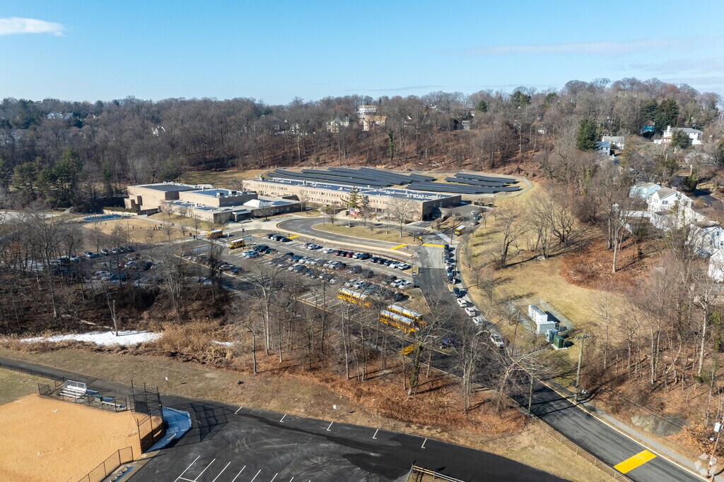 Ardsley Middle School is located in Ardselt, NY.