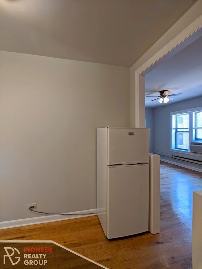 3732 N Pine Grove Ave unit 3720.5-W2, Chicago, IL 60613 - photo 6