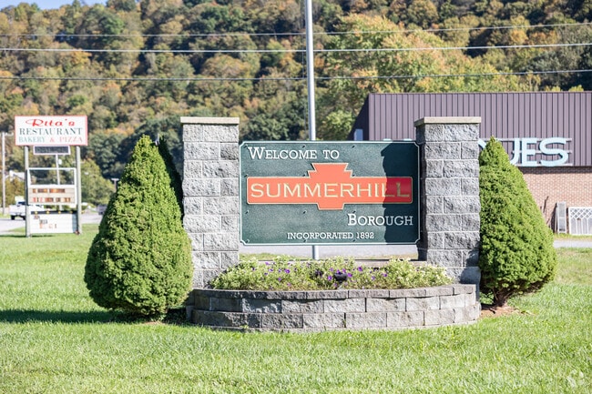 Summerhill is home to about 2,724 people.