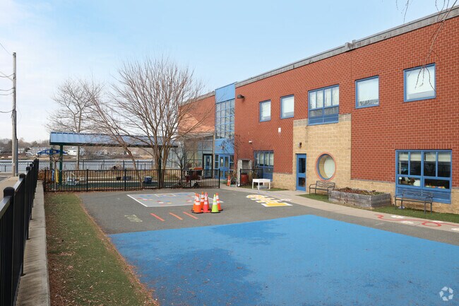 Carlton Elementary School provides education in the neighborhood of Salem.