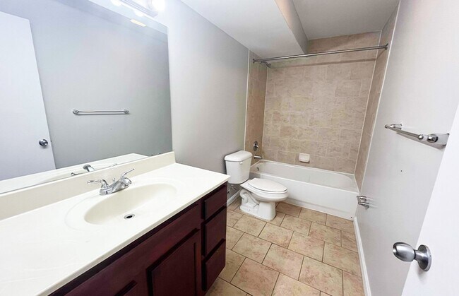 525 Lowell Ave unit 525-10, Cincinnati, OH 45220 - photo 2