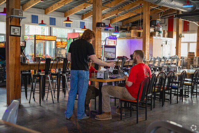 Pie Slingers serves hand-tossed pizzas and craft brews in Blue Spring.