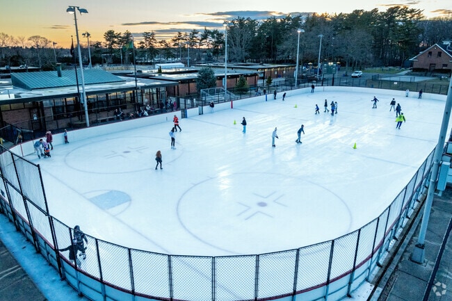 Welcome to the ice rink att Syosset Woodbury Community Park.