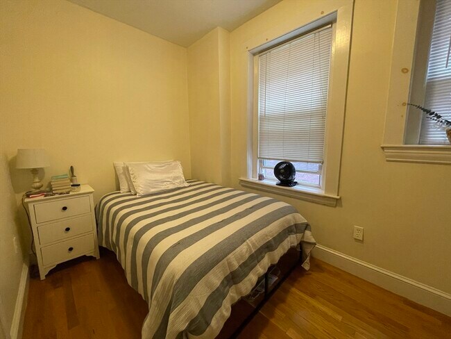 165 Winthrop Rd unit 2, Brookline, MA 02445 - photo 6